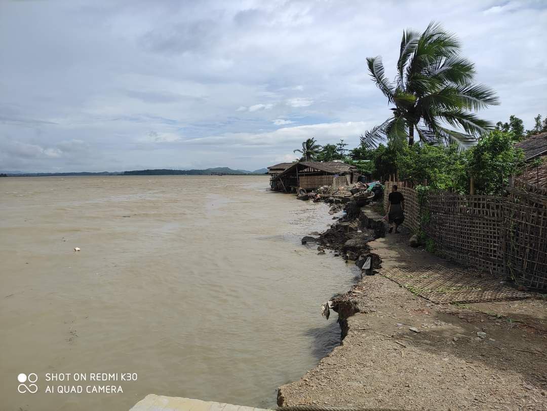 One House Collapses Due to Erosion by Lay Myo River in Minbya, More Than 70 Houses at Risk of Landslides
