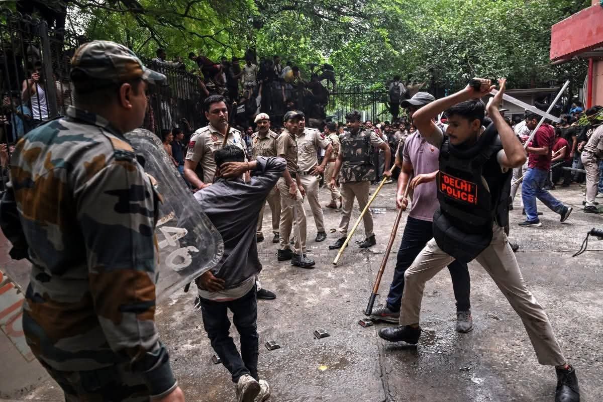 Thousands of Youth Protest Outside Indian Parliament, Police Disperse Crowd with Tear Gas