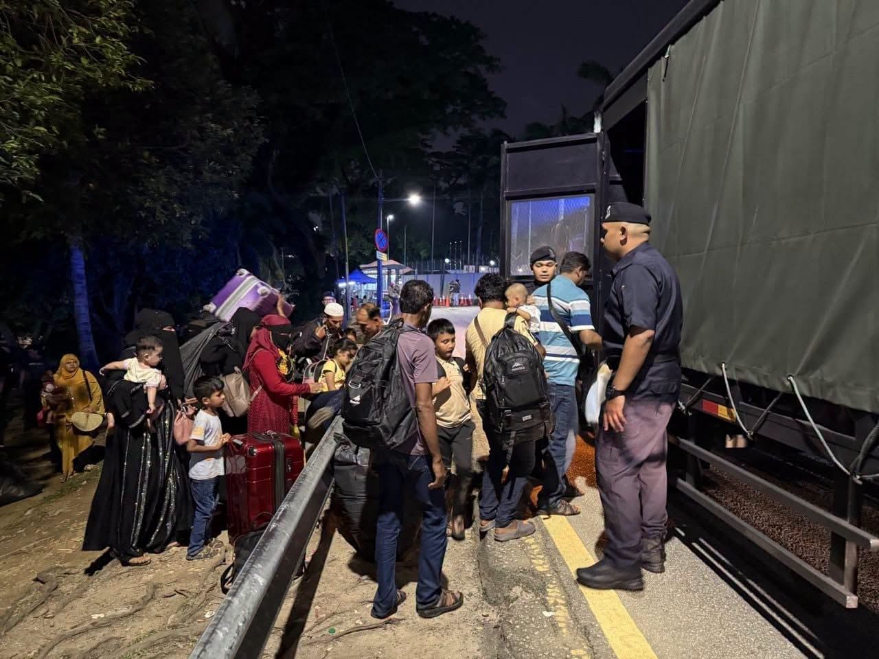 More Than 100 Refugees Arrested After Protest outside UNHCR Office in Malaysia