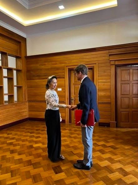 During a meeting between ICRC Resident Representative to Myanmar, Mr. Arnaud de Baecque, and Daw Aung San Suu Kyi.